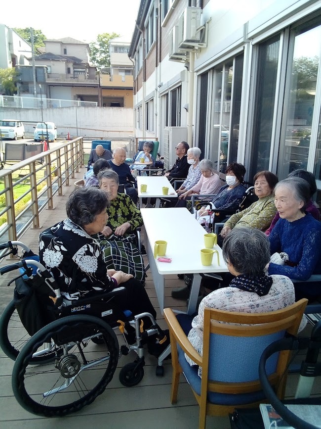 風が心地よい、新緑の季節。屋外でOpenカフェを実施しました