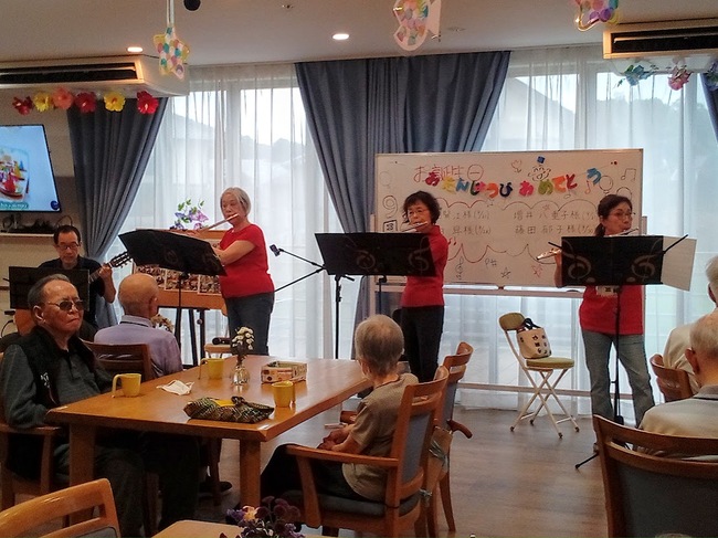 お誕生日会とフルートとギターの演奏会を開催しました