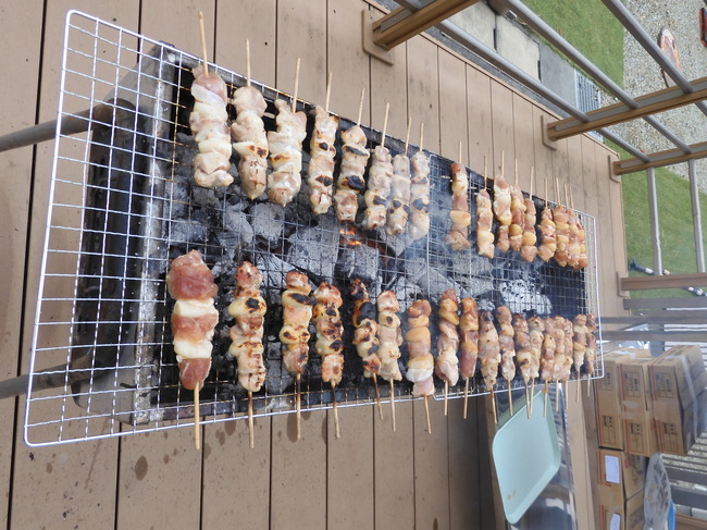 第６６回イベント開催のお知らせ･･･春の陽気の中で　炭火で焼いた熱々の【焼き鳥】を食べ放題で召し上がって頂きました